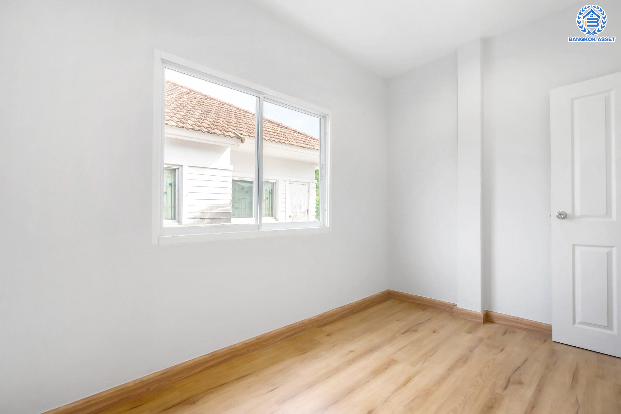 บ้านมือสองตกแต่งใหม่ หลังใหญ่พิเศษ! แปลงมุม! ม.บุษราคัม กรีนวิลล์ ปิ่นเกล้า-วงแหวน เนื้อที่ 71 ตร.ว. พื้นที่ใช้สอยกว่า 228 ตร.ม. ฟังก์ชัน 3 ห้องนอน 2 ห้องน้ำ 1 ห้องอเนกประสงค์ขนาดใหญ่ จอดรถได้ 2 คัน พร้อมพื้นที่บริเวณบ้านเกือบ 100 ตร.ม. บนทำเลเดินทางสะดวก เชื่อมต่อทั้งปิ่นเกล้า-ศาลายา ใกล้เซ็นทรัลเวสต์เกต ทางด่วน "กาญจนาภิเษก" และรถไฟฟ้า "สถานีตลาดบางใหญ่"